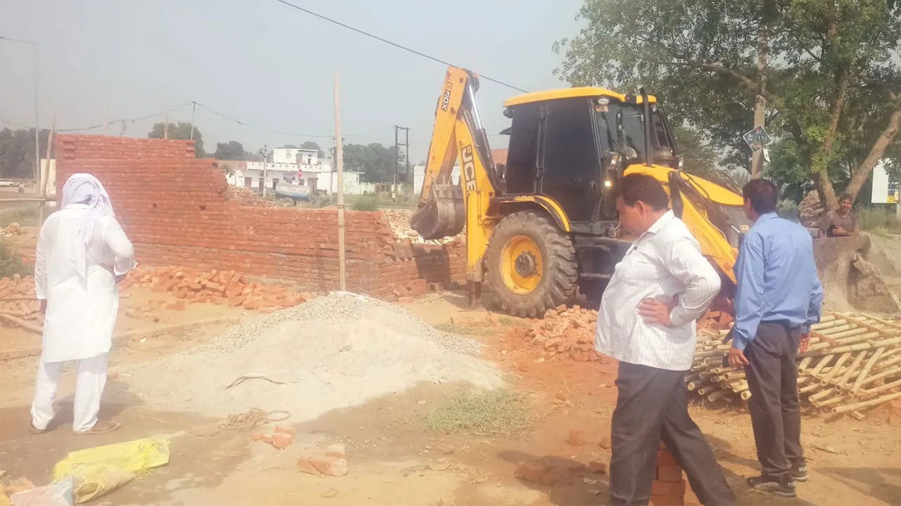 कैराना में बाज नही आ रहे कॉलोनाइजर, अनाधिकृत कॉलोनी पर चला एमडीए का बुलडोजर