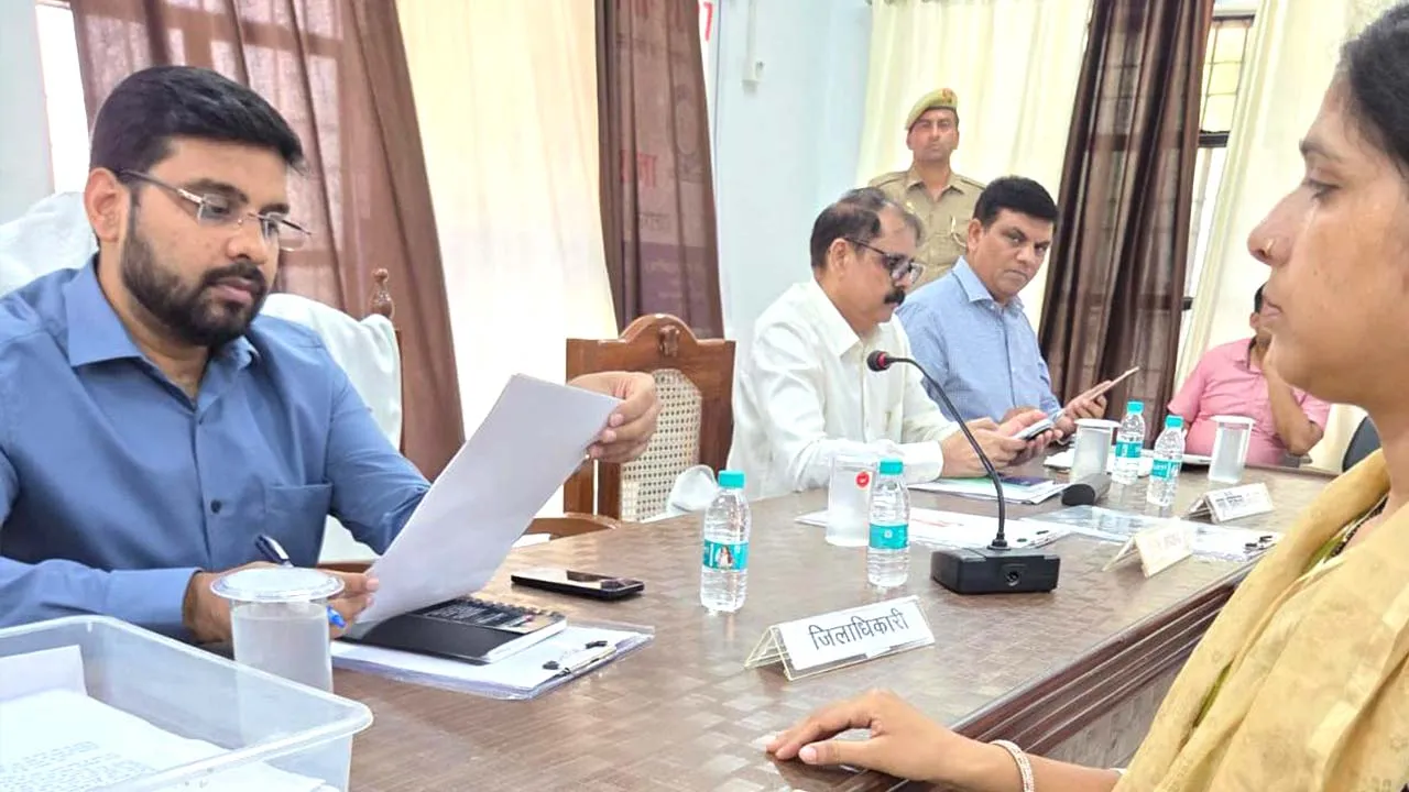 आमजन का जीवन प्रभावित कर रही मीट फैक्ट्री, डीएम से कार्यवाही की मांग