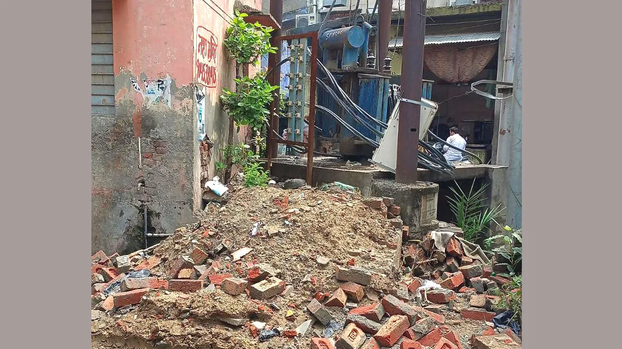 पूर्व सभासद पर ट्रांसफार्मर का चबूतरा तोड़ने का आरोप, मुकदमा दर्ज