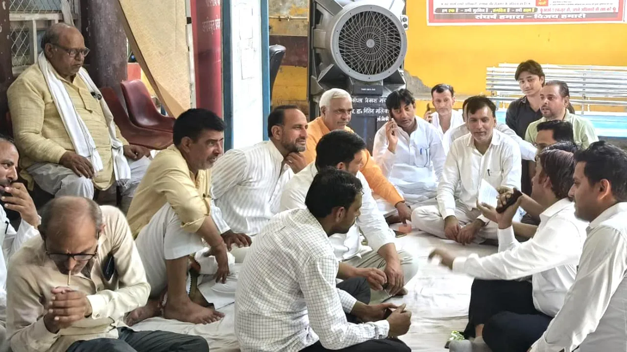 'चौथे दिन भी धरने पर डटे बैनामा लेखक, स्टाम्प वेंडर्स व अधिवक्ता'