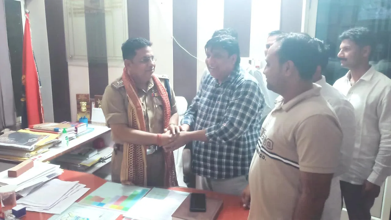 व्यापार मंडल के पदाधिकारियों ने एसपी का किया सम्मान