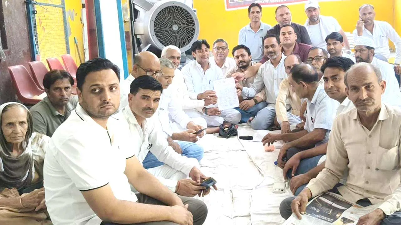 'नगरपालिका परिषद के सभासदों ने धरना-प्रदर्शन को दिया समर्थन'