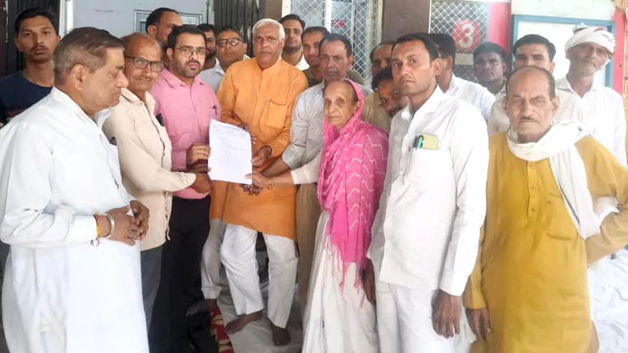 'सब-रजिस्ट्रार ऑफिस पर तीसरे दिन भी बंद रहा रजिस्ट्री कार्य'
