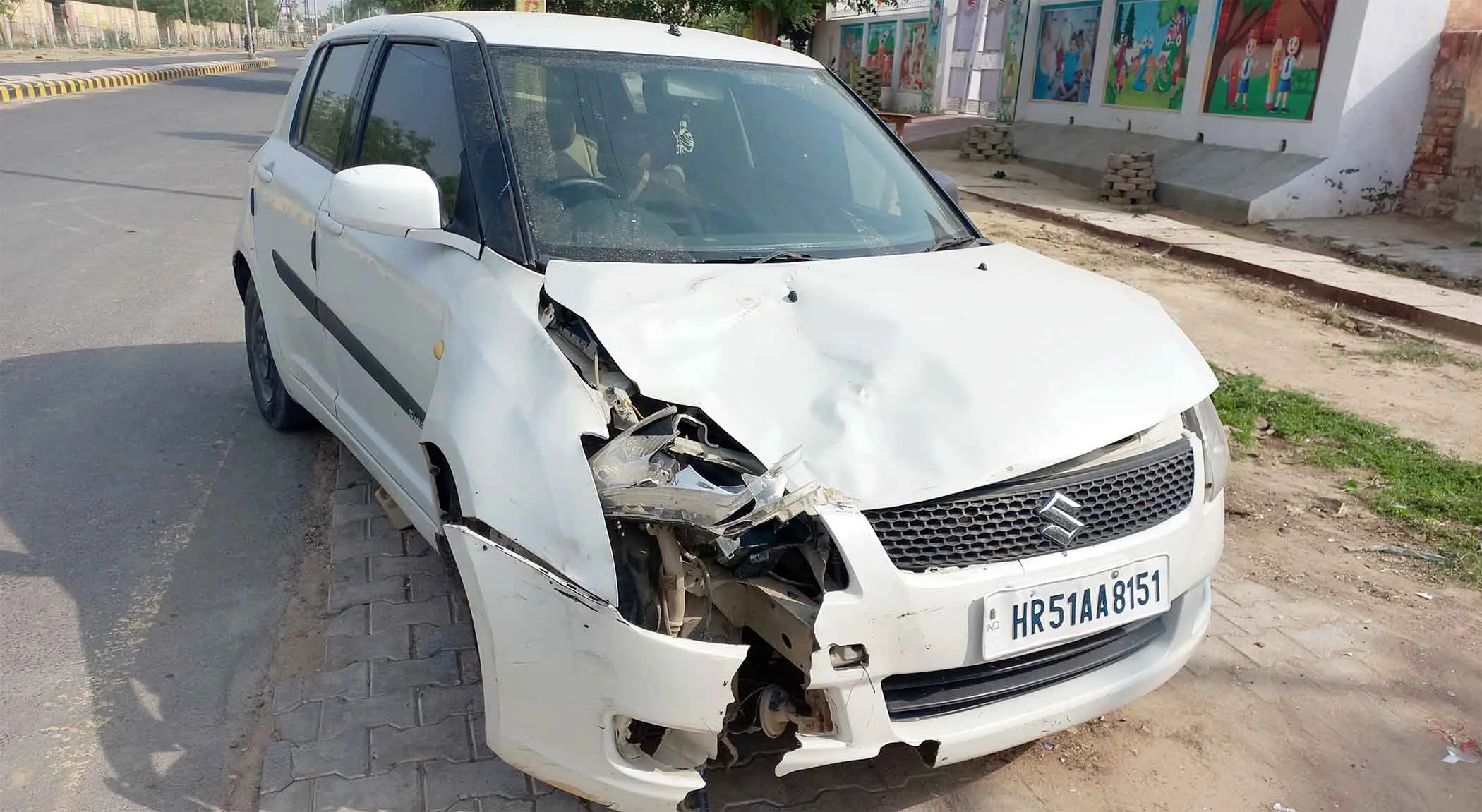 करणी चौक के पास गोवंश से टकराई कार, बड़ा हादसा टला 
