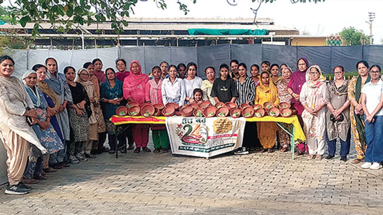Sach Kahoon 24th Anniversary: मलोट में ‘सच कहूँ’ की 24वीं वर्षगांठ पर साध-संगत ने पक्षियों के लिए दाना-पानी की व्यवस्था की, लगाए सकोरे