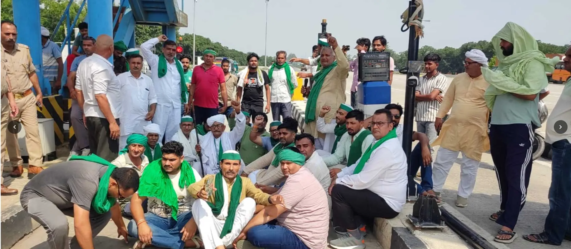 मुझेड़ा टोल प्लाजा पर भाकियू का धरना, कर्मचारियों पर अभद्रता का आरोप