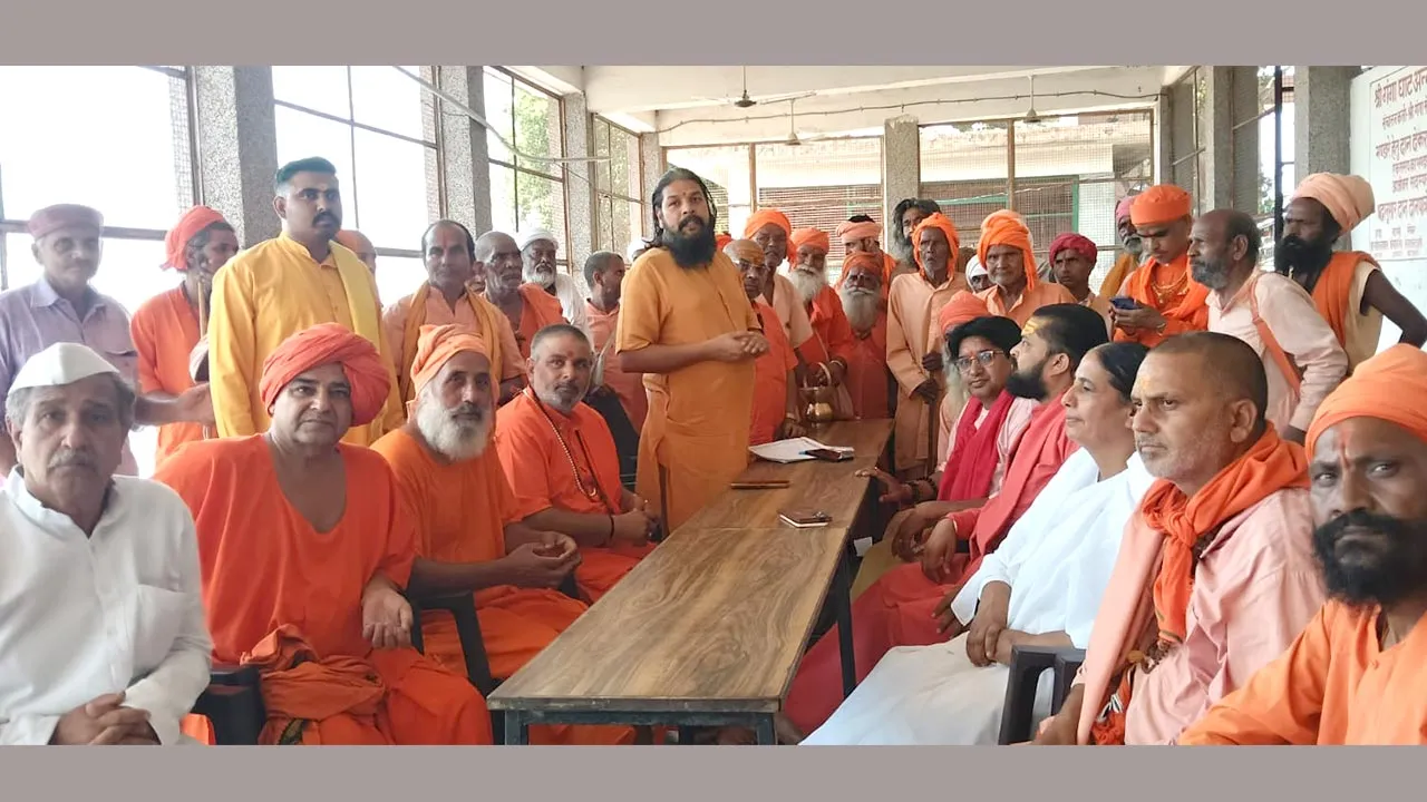 गंगा में घटते जल स्तर और निर्माण कार्यों पर नाराजगी, शुकतीर्थ में ज्ञापन सौंपा