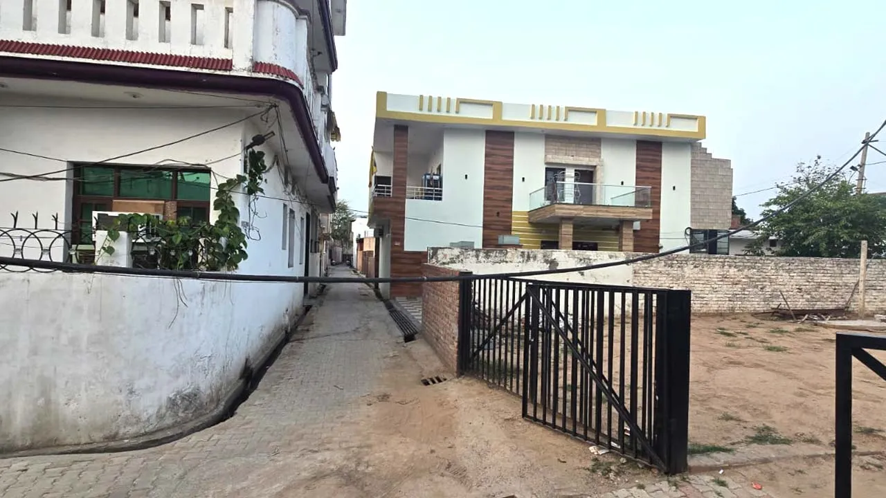 आंधी से बिजली लाइन टूटी, वार्ड-11 में खतरे के साये में लोग