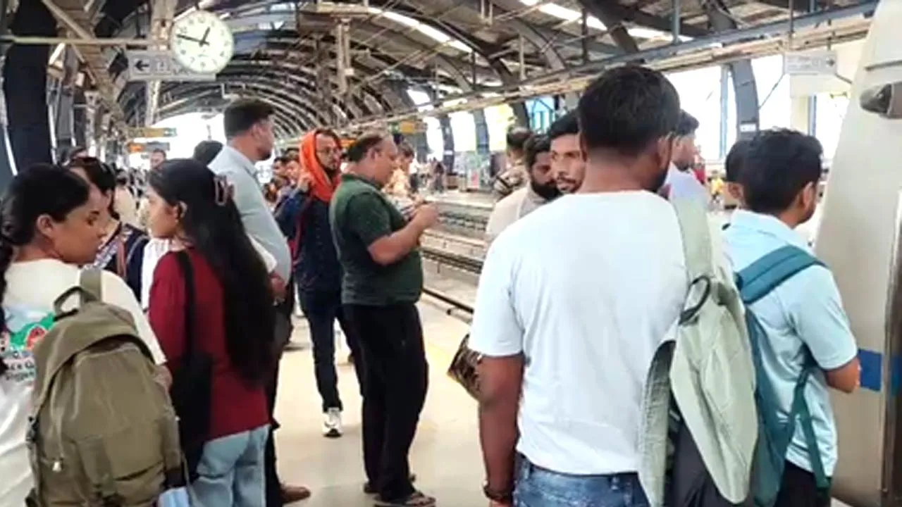 सेक्टर-16 मेट्रो स्टेशन पर व्यक्ति ट्रैक पर कूदा, ट्रेन रोकी गई