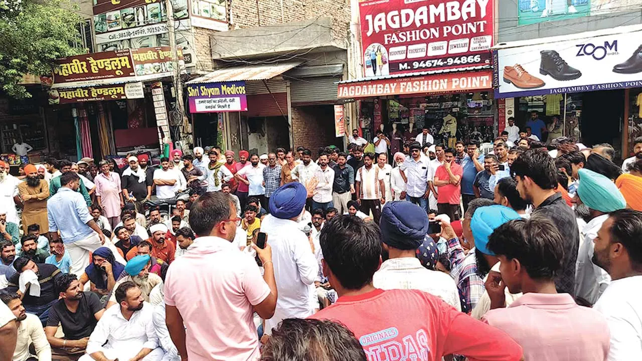 ग्रामीणों ने लगाया धरना, बेवजह चालान और अभद्र व्यवहार के लगाए आरोप