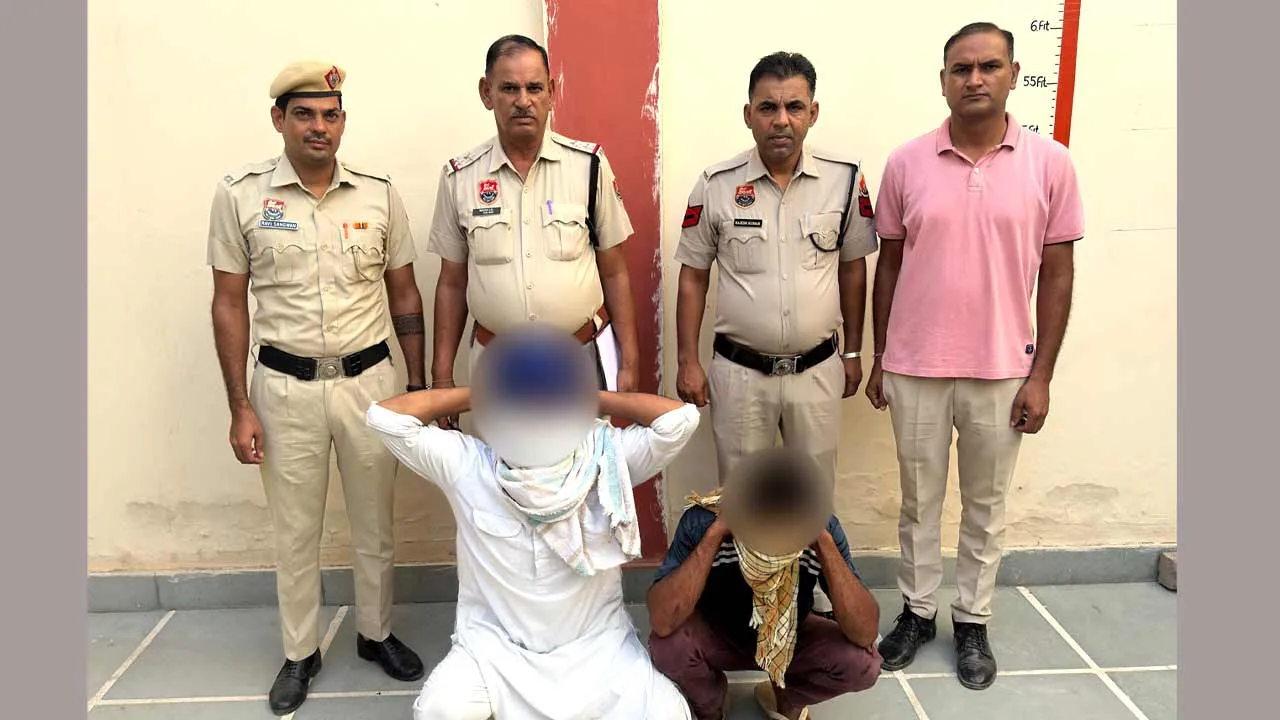 बहन की शादी के लिए खरीदारी करने जा रहे युवक से लूट, पुलिस ने खेतों में दौड़कर दबोचे आरोपी