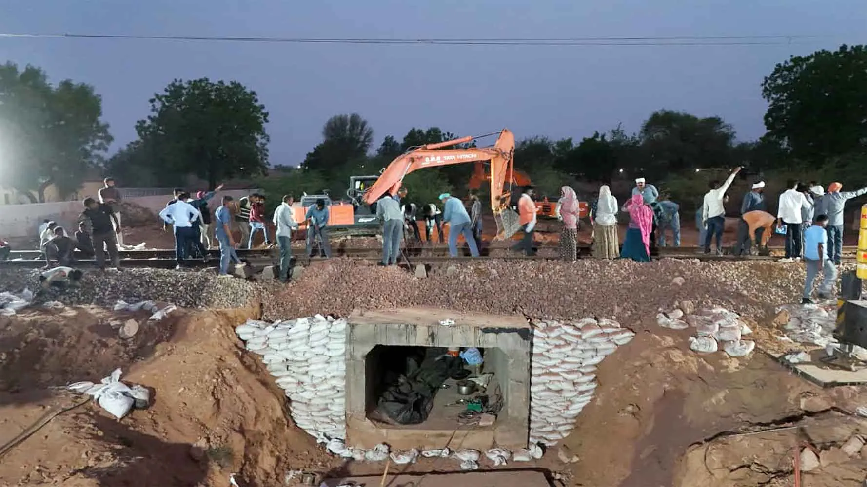 बारिश से पहले रेलवे की बड़ी तैयारी: 7 घंटे में ट्रैक के नीचे लगाया 65 टन का बॉक्स