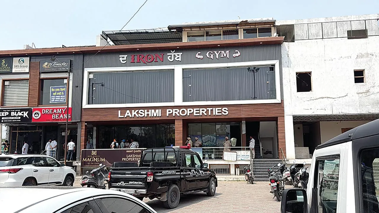 व्यापार मंडल अध्यक्ष व ‘आप’ नेता के कार्यालय पर अंधाधुंध फायरिंग