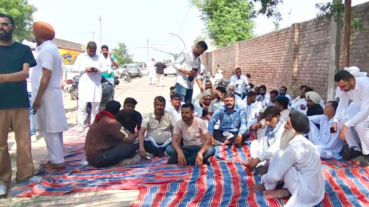 जमीन विवाद में कार्रवाई नहीं होने पर थाने के बाहर दिया धरना