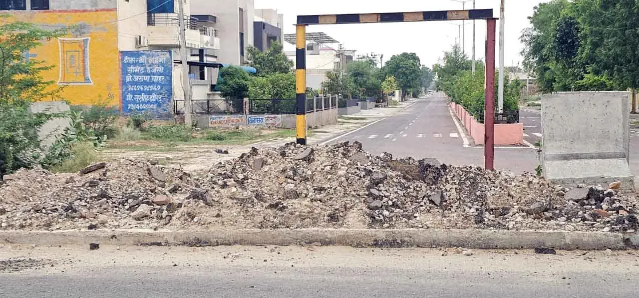 Hanumangarh News: कई माह से बंद पड़ी सड़क से लोग परेशान 