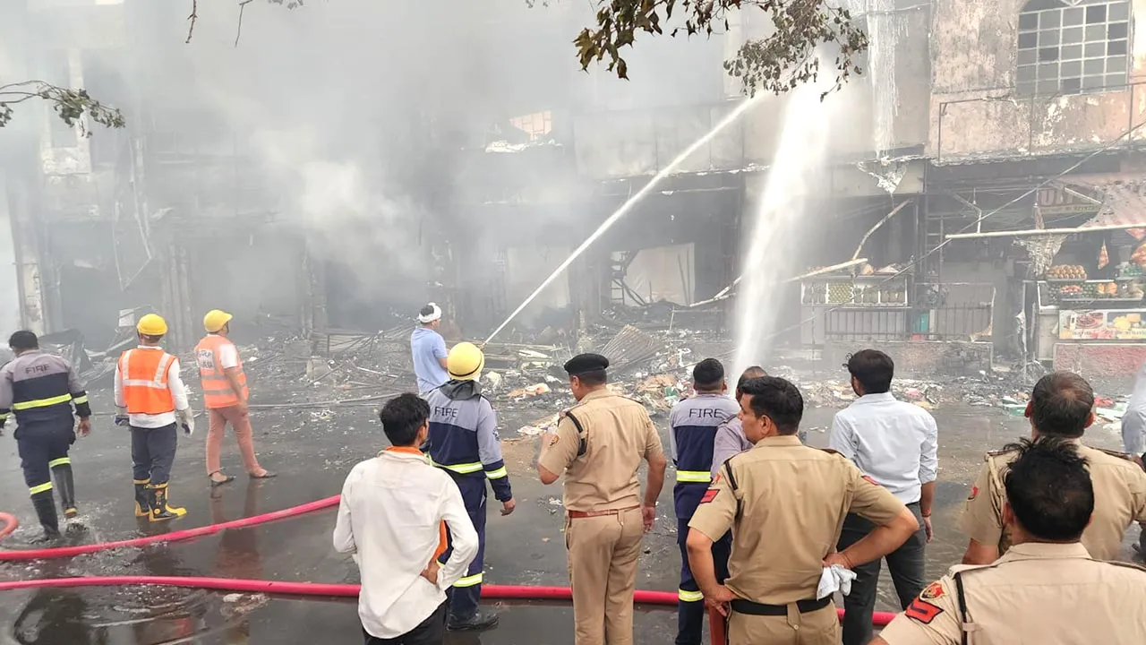 AC Blast News: एसी कंप्रेसर फटते ही भड़की आग, आधा दर्जन से ज्यादा दुकानें राख