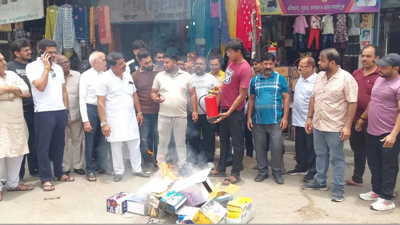 Fire Extinguisher: आगजनी की घटनाओं से दुकानदारों ने लिया सबक, फायर सेफ्टी यंत्र लगवाने पर दिया जोर 