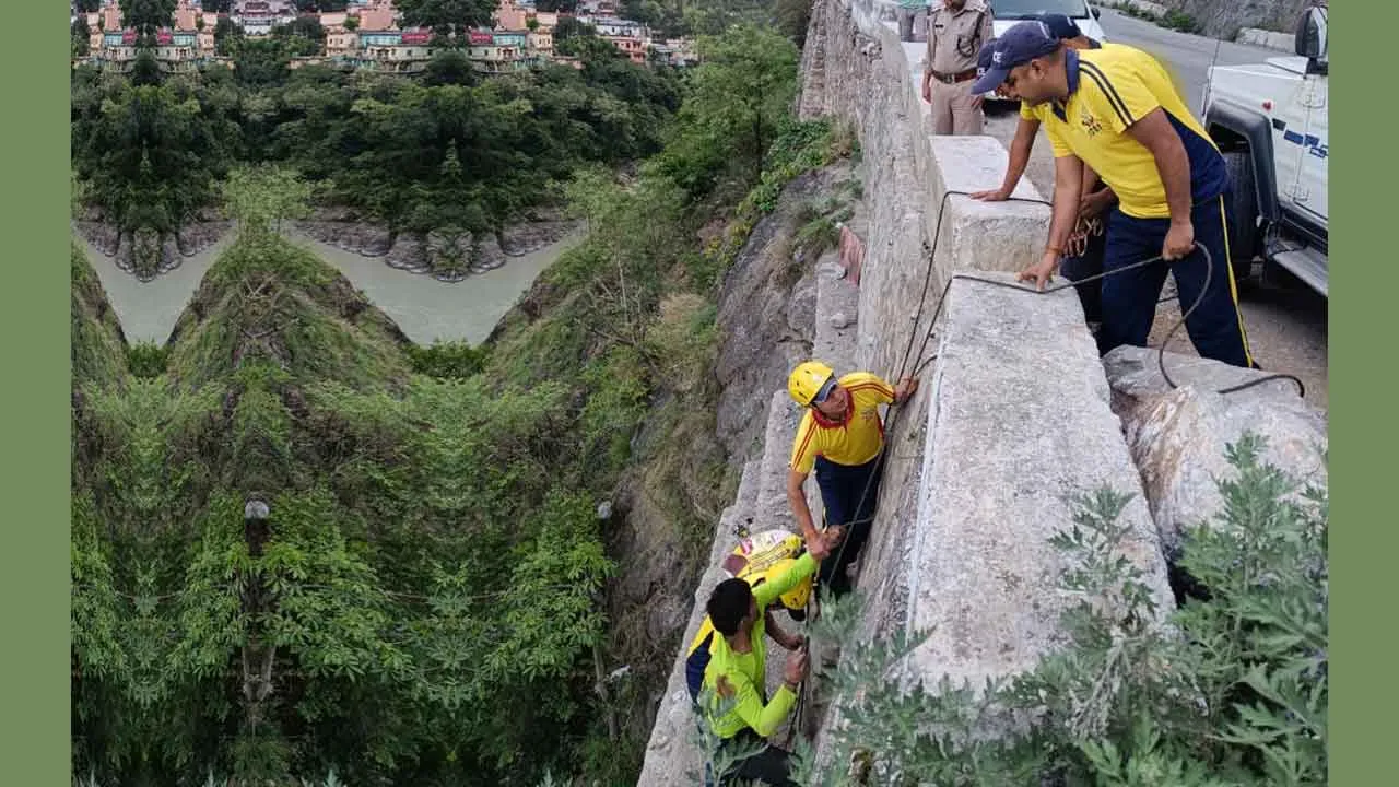 Uttarakhand News: गहरी खाई में गिरा व्यक्ति, एसडीआरएफ ने त्वरित रेस्क्यू ऑपरेशन चलाकर किया रेस्क्यू