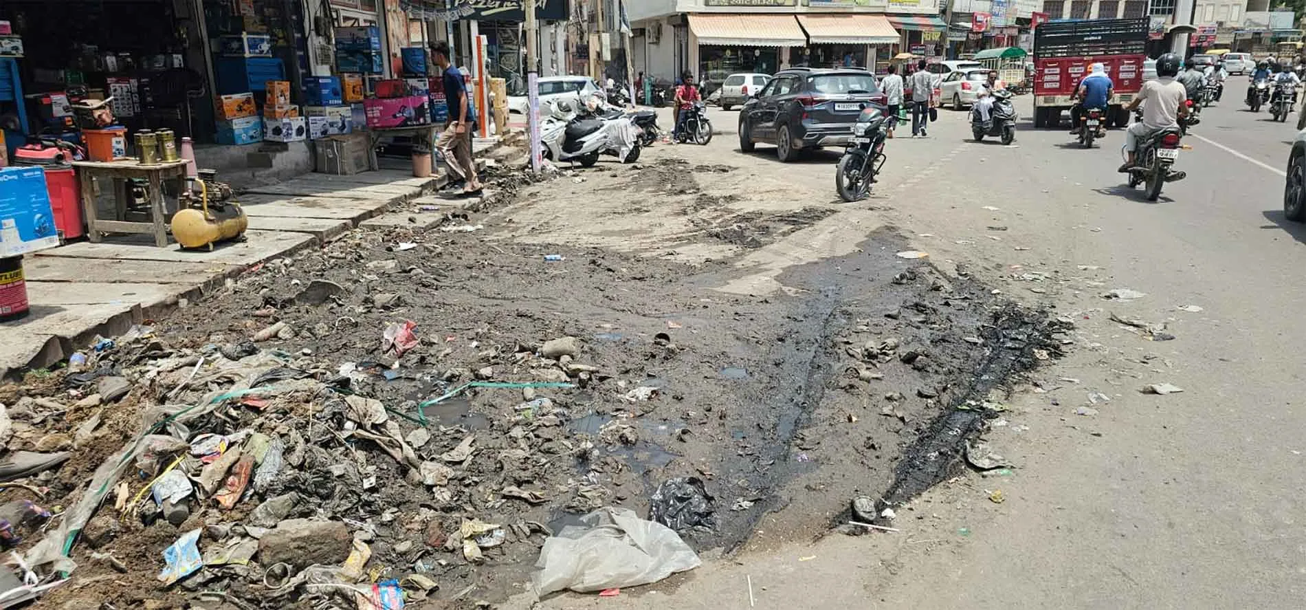 Sanitation: बस स्टैंड के पास गंदगी का अंबार, सफाई व्यवस्था पर उठे सवाल 