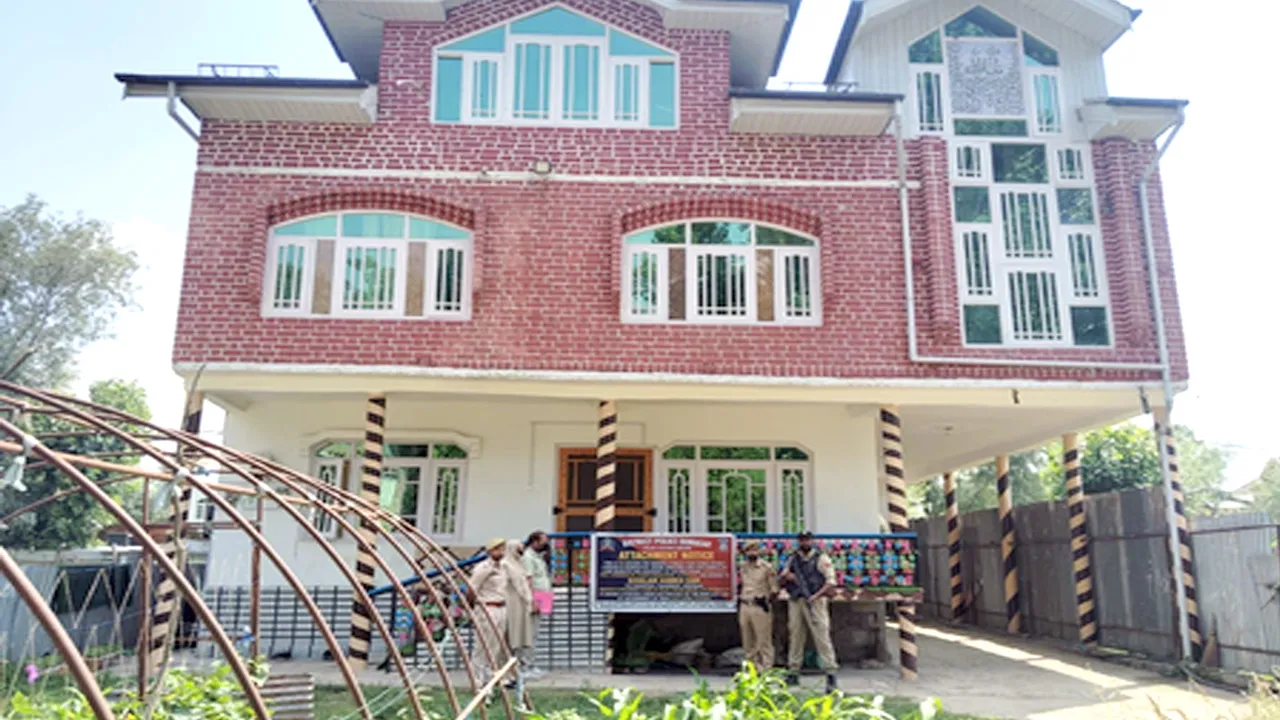 एनडीपीएस एक्ट के तहत कार्रवाई, श्रीनगर पुलिस ने दो तस्करों की संपत्ति कुर्क की