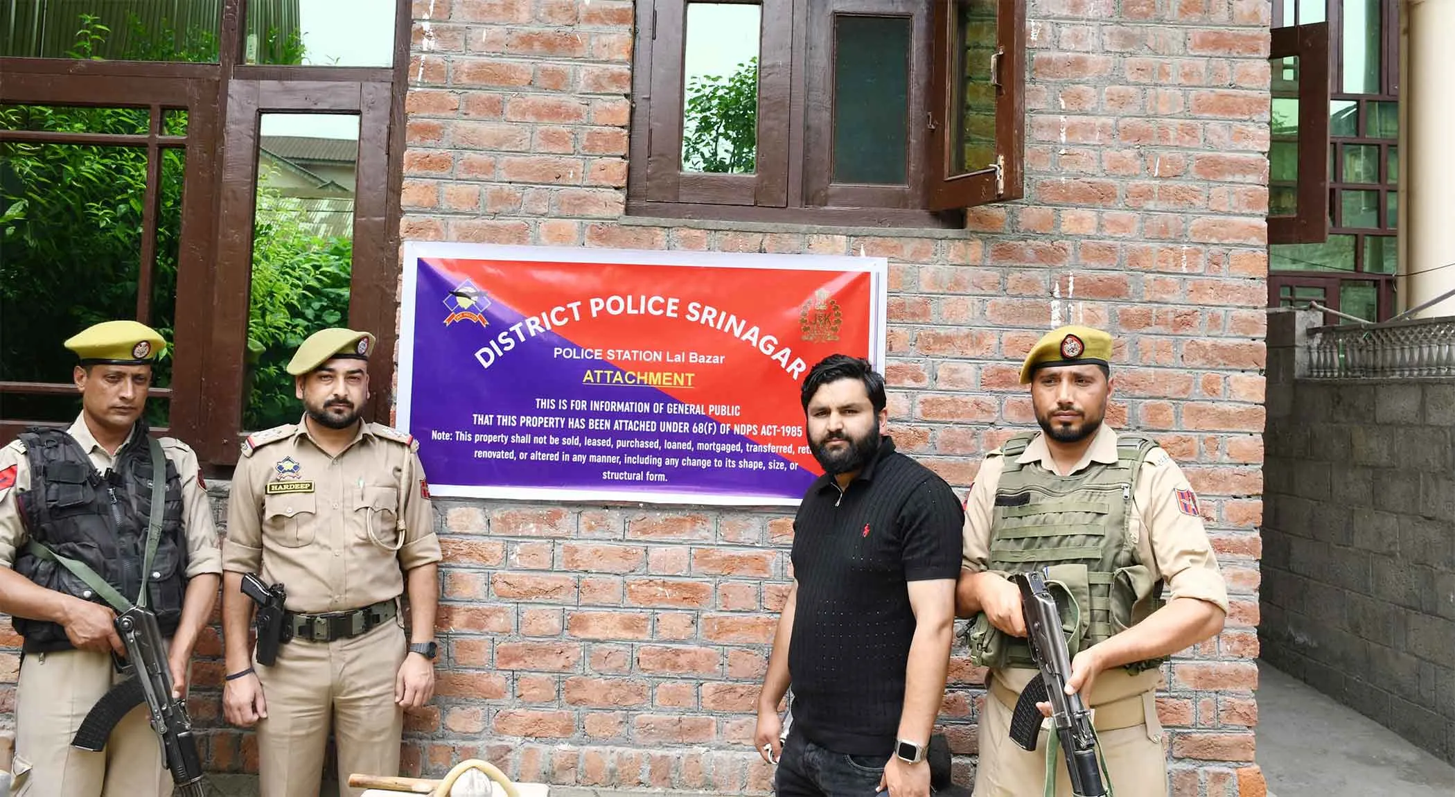 श्रीनगर में 4 करोड़ रुपए से अधिक की संपत्तियां और वाहन जब्त