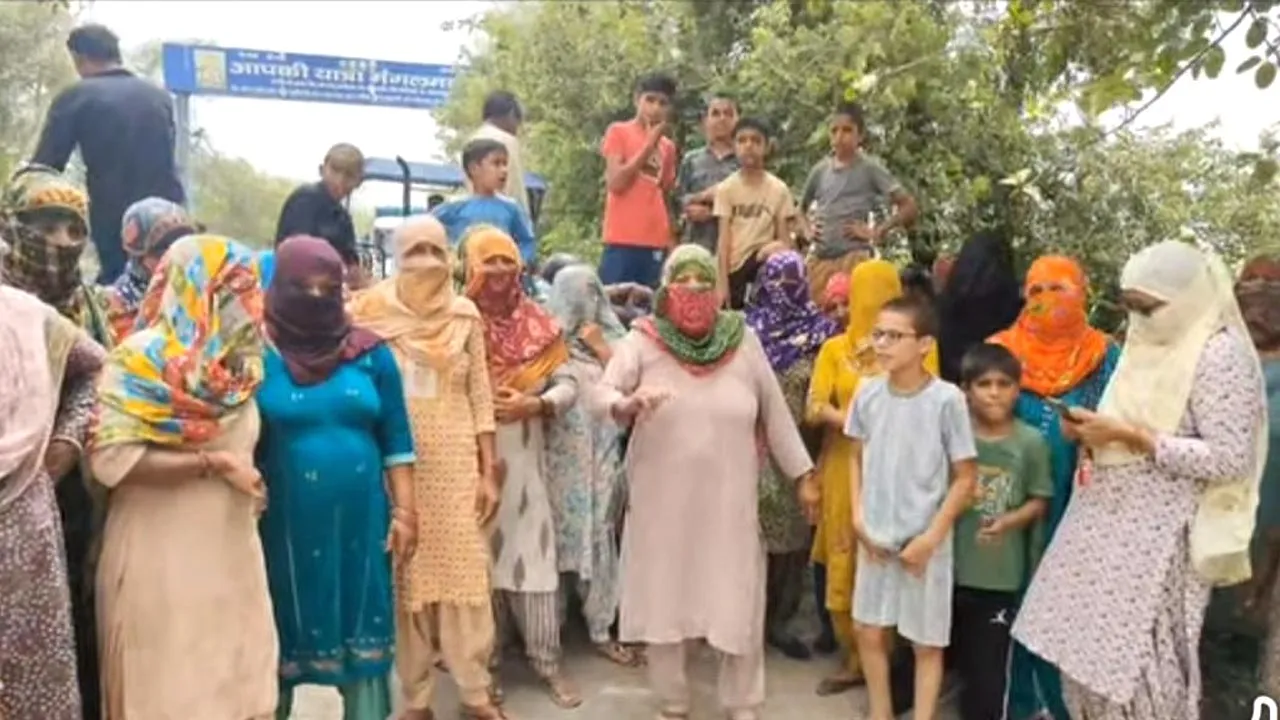  Water Crisis: आठ महीनों से पेयजल संकट से जूझ रहे ग्रामीणों का फूटा गुस्सा, किया प्रदर्शन