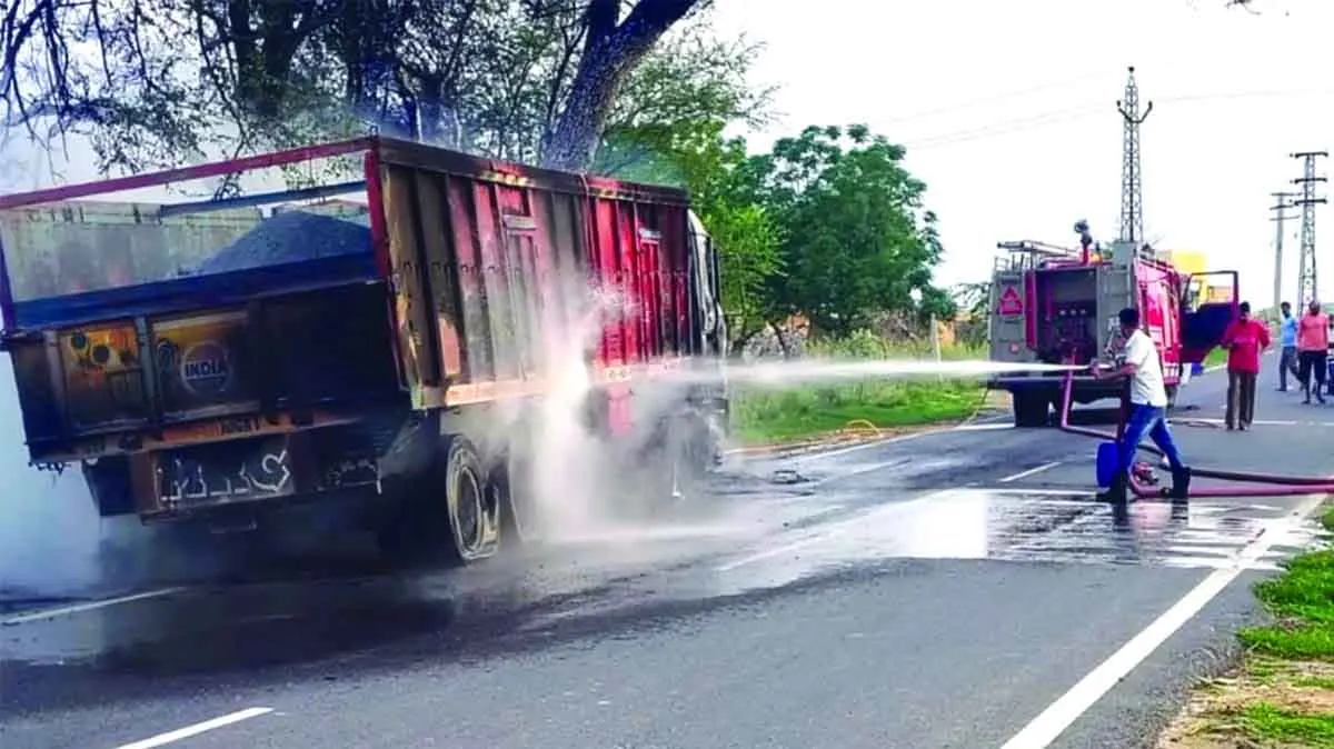 Hanumangarh Truck Accident: करनाल से संगरिया जा रहा ट्रक मवेशी को बचाने के प्रयास में पेड़ से टकराया ट्रक, लगी आग