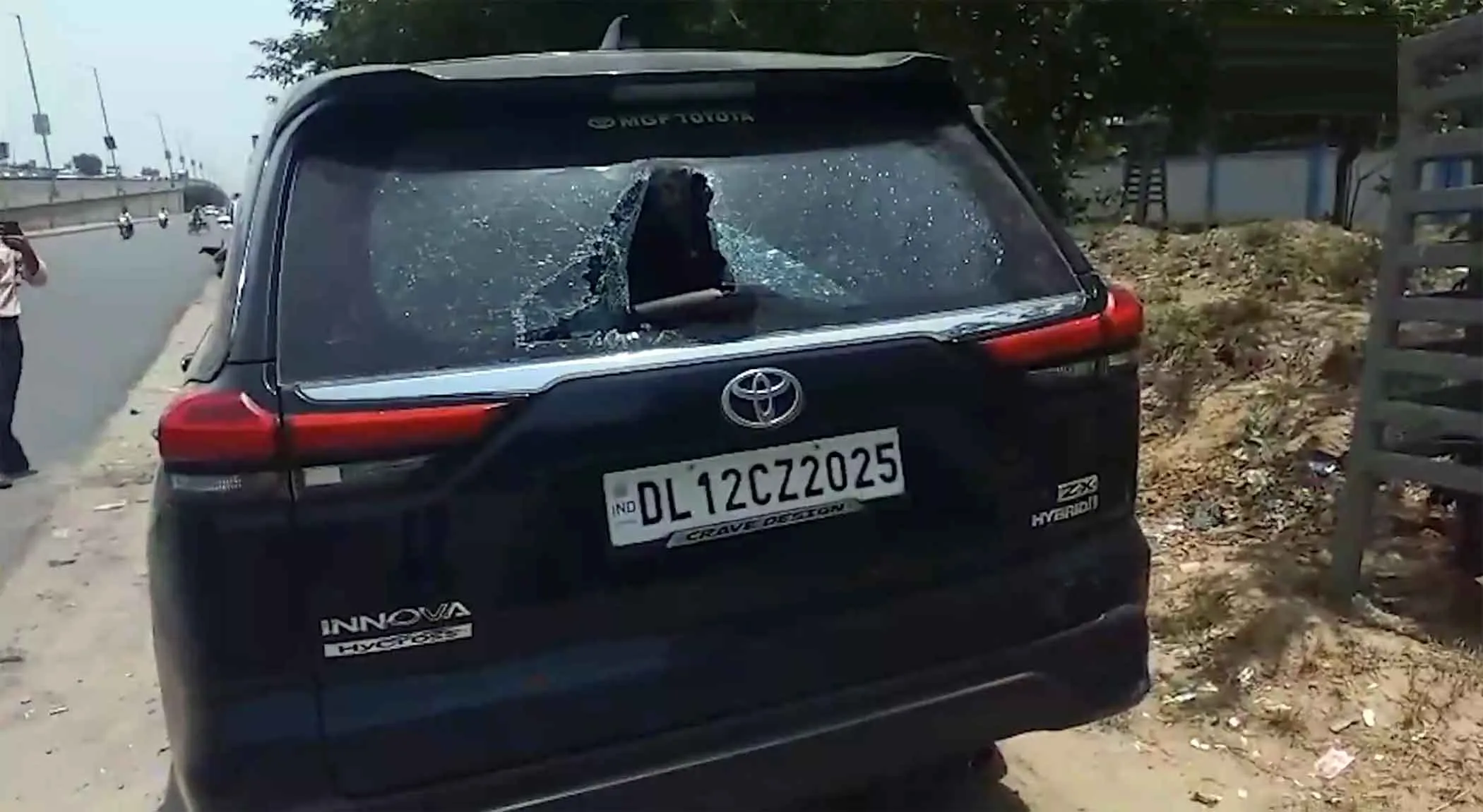 राजोकरी फ्लाईओवर पर भीषण हादसा, महिला की मौत, पांच अन्य घायल
