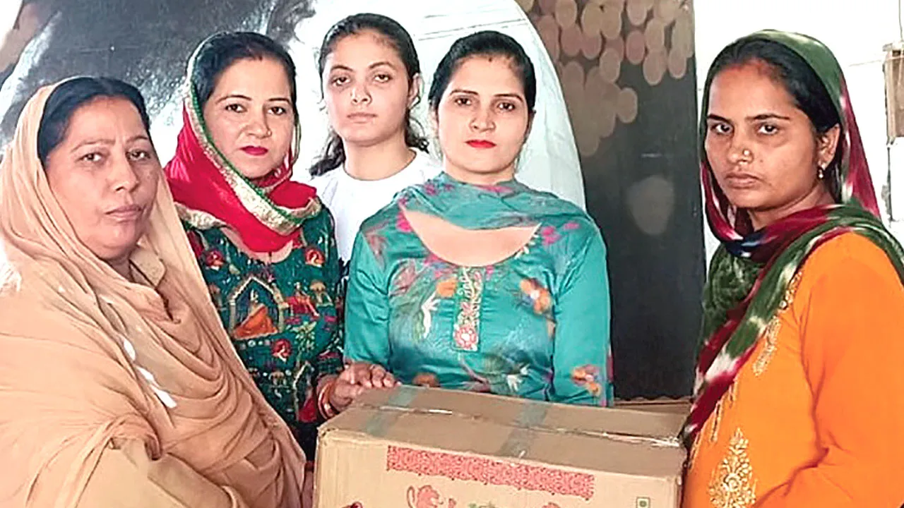 व्यासपुर के डेरा श्रद्धालु बहनों ने तीन जरूरतमंदों को बांटी राशन किट