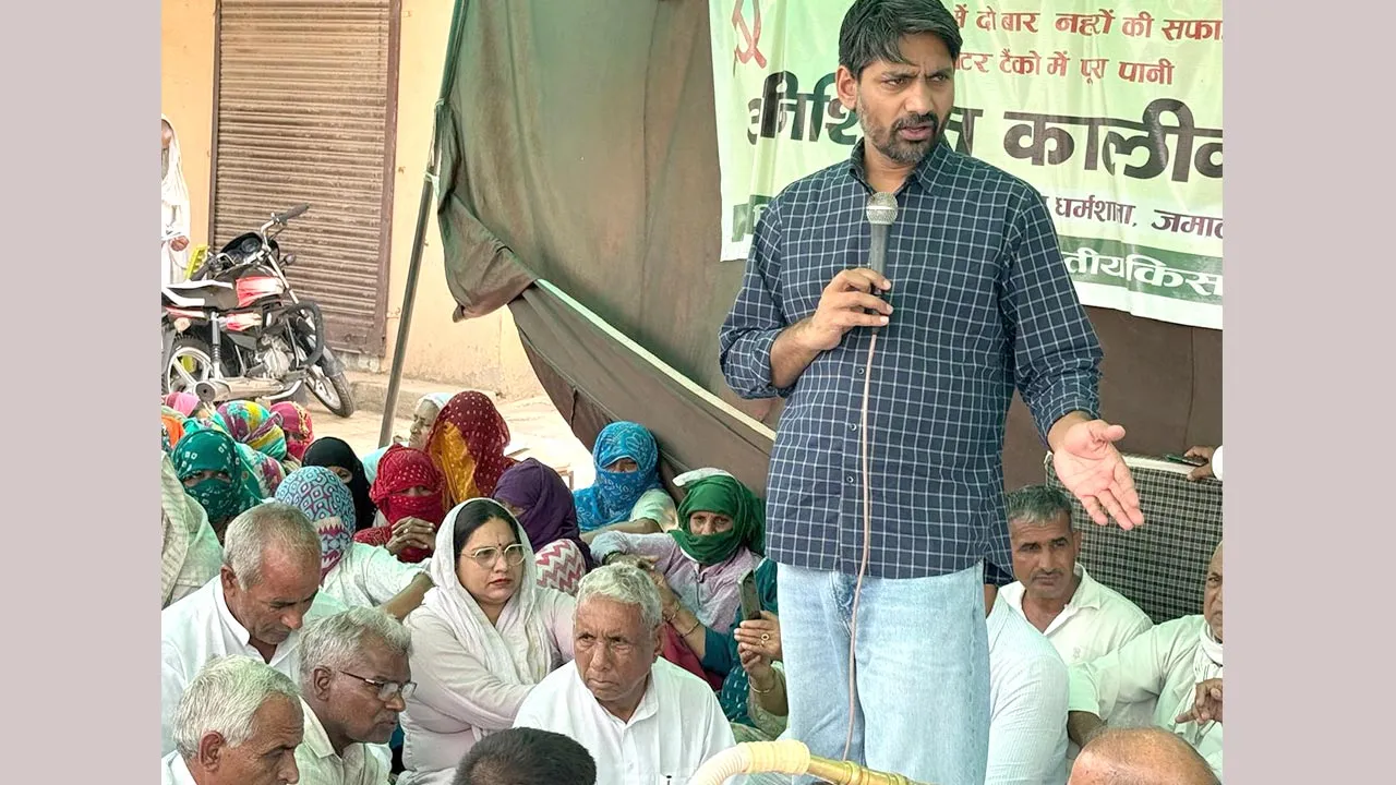 सुंदर नहर में पूरा पानी चलाने की मांग को लेकर जमालपुर में किसानों  का धरना जारी 