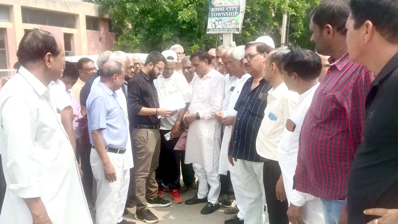भिवानी में बिजली संकट पर लोगों का विरोध, सब स्टेशन पर सेक्टरवासियों का प्रदर्शन