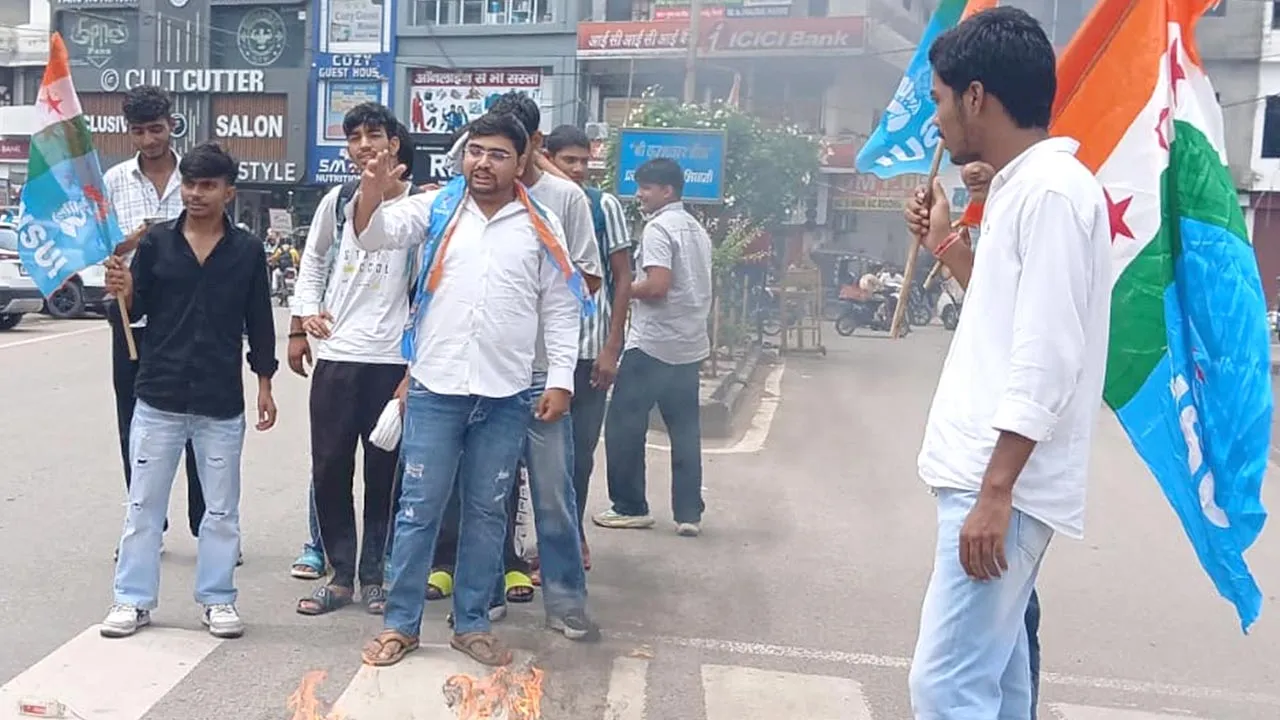 एचटेट विवाद: भिवानी में भड़का गुस्सा, एनएसयूआई ने शिक्षा बोर्ड अध्यक्ष का पुतला फूंका