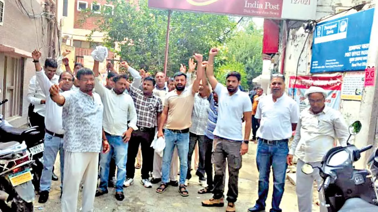 भिवानी में डाक कर्मचारियों का प्रदर्शन, हड़ताल की चेतावनी