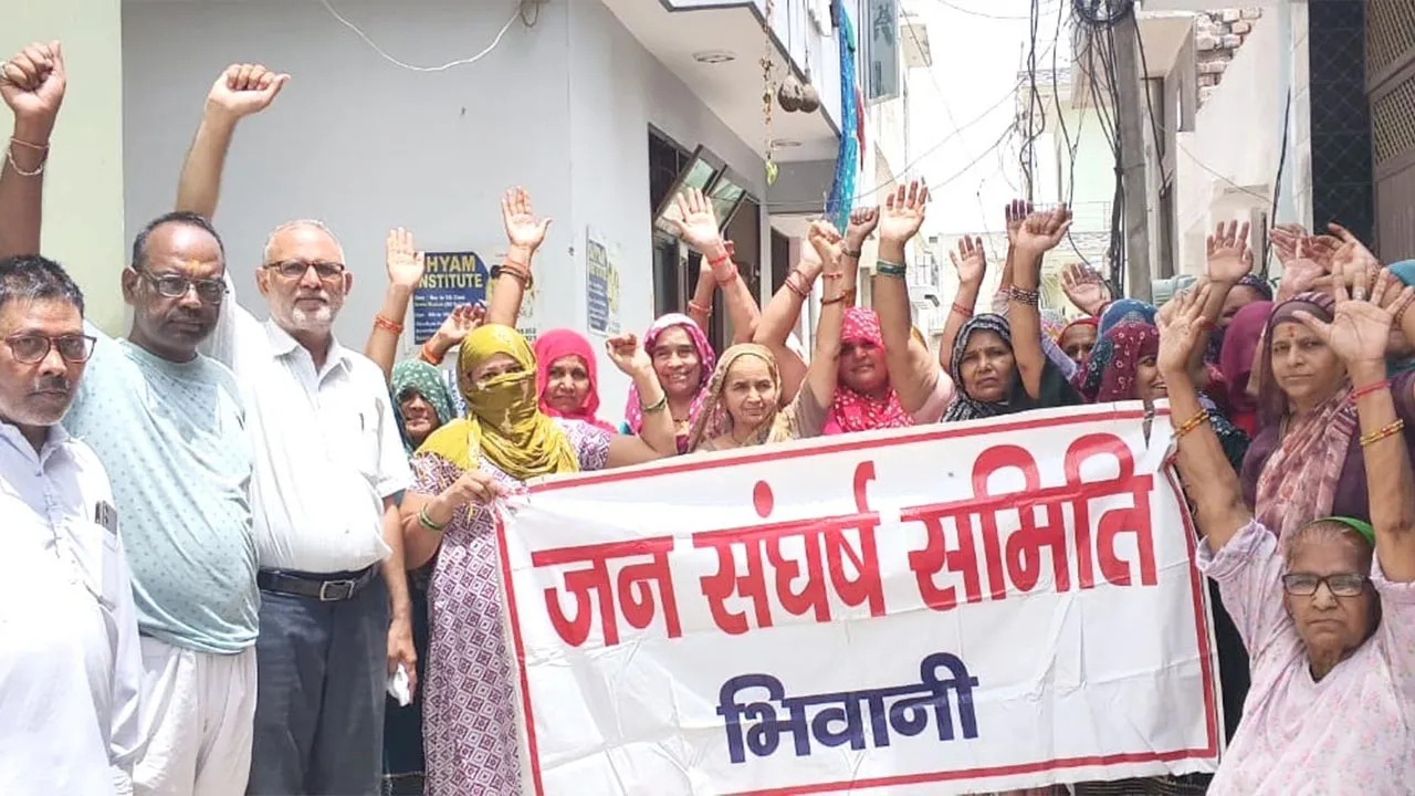 पीने का पानी, बिजली आपूर्ति न होने के चलते महिलाओं ने प्रदर्शन किया