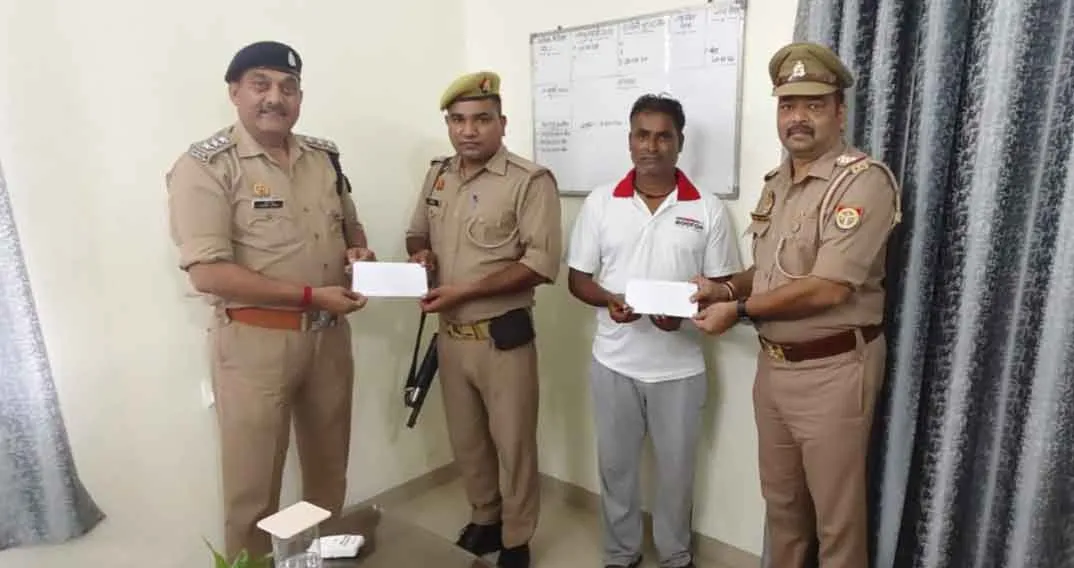 जान जोखिम में डाल कॉन्स्टेबल ने महिला की बचाई जान