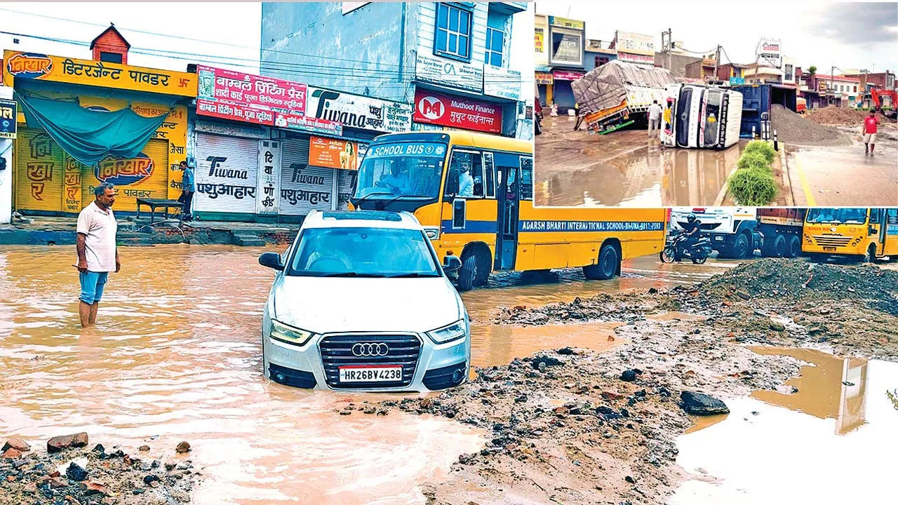 Rain News: पहली बारिश में भूना की निकासी व्यवस्था बदहाल, धंसी सड़क पर पलटा रेत से भरा ट्राला, 7 वाहन फंसे