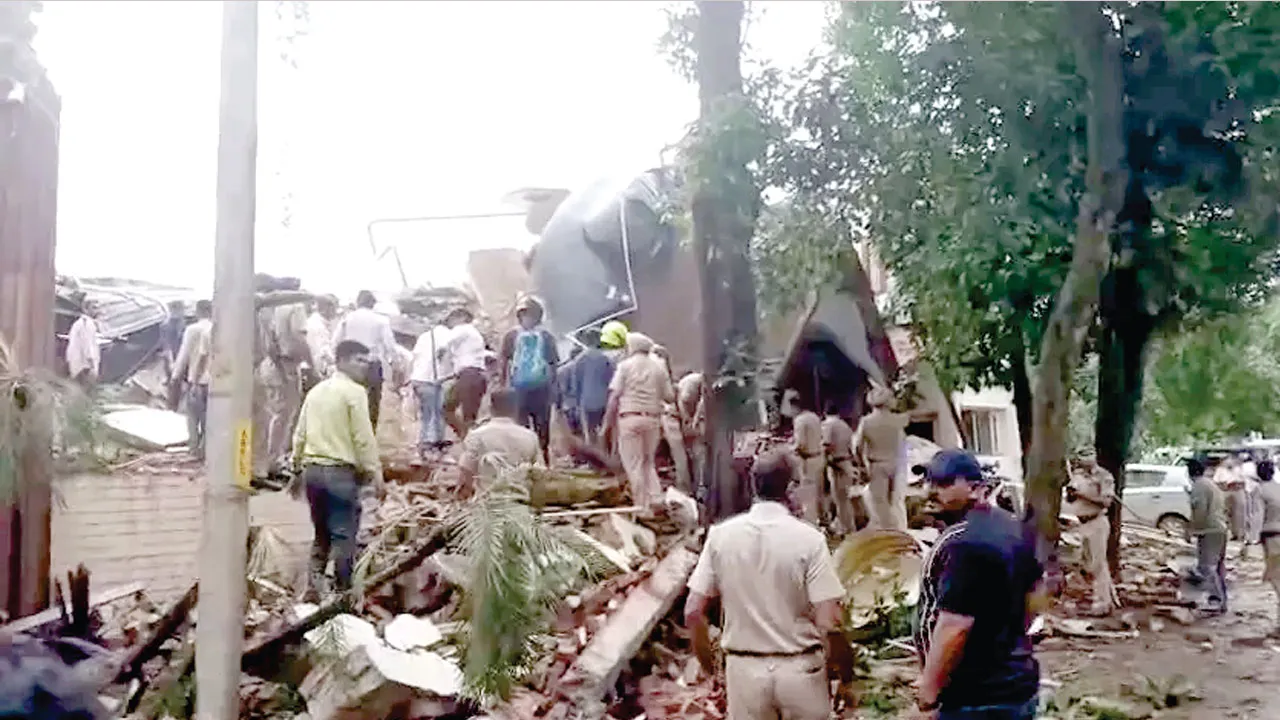 Building Collapse: चंडीगढ़ के इंडस्ट्रियल एरिया में 54 साल पुरानी इमारत गिरी, 2 की मौत, 5 घायल