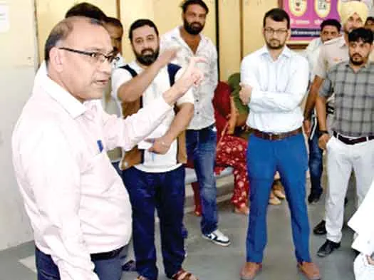 Fatehabad News: जब अचानक ई-दिशा केंद्र पहुंचे डीसी डॉ. विवेक भारती