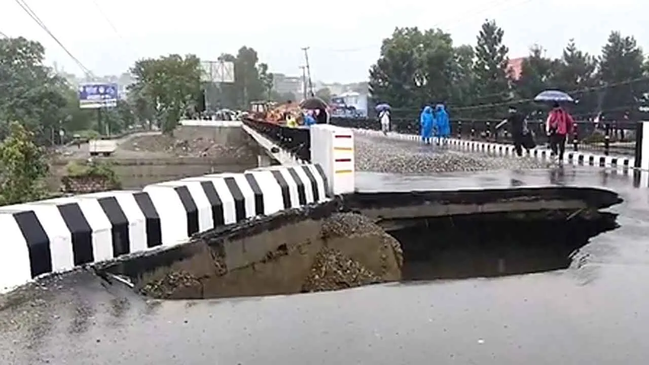 Heavy Rain: देहरादून में भारी बारिश से नए पुल की अप्रोच रोड क्षतिग्रस्त