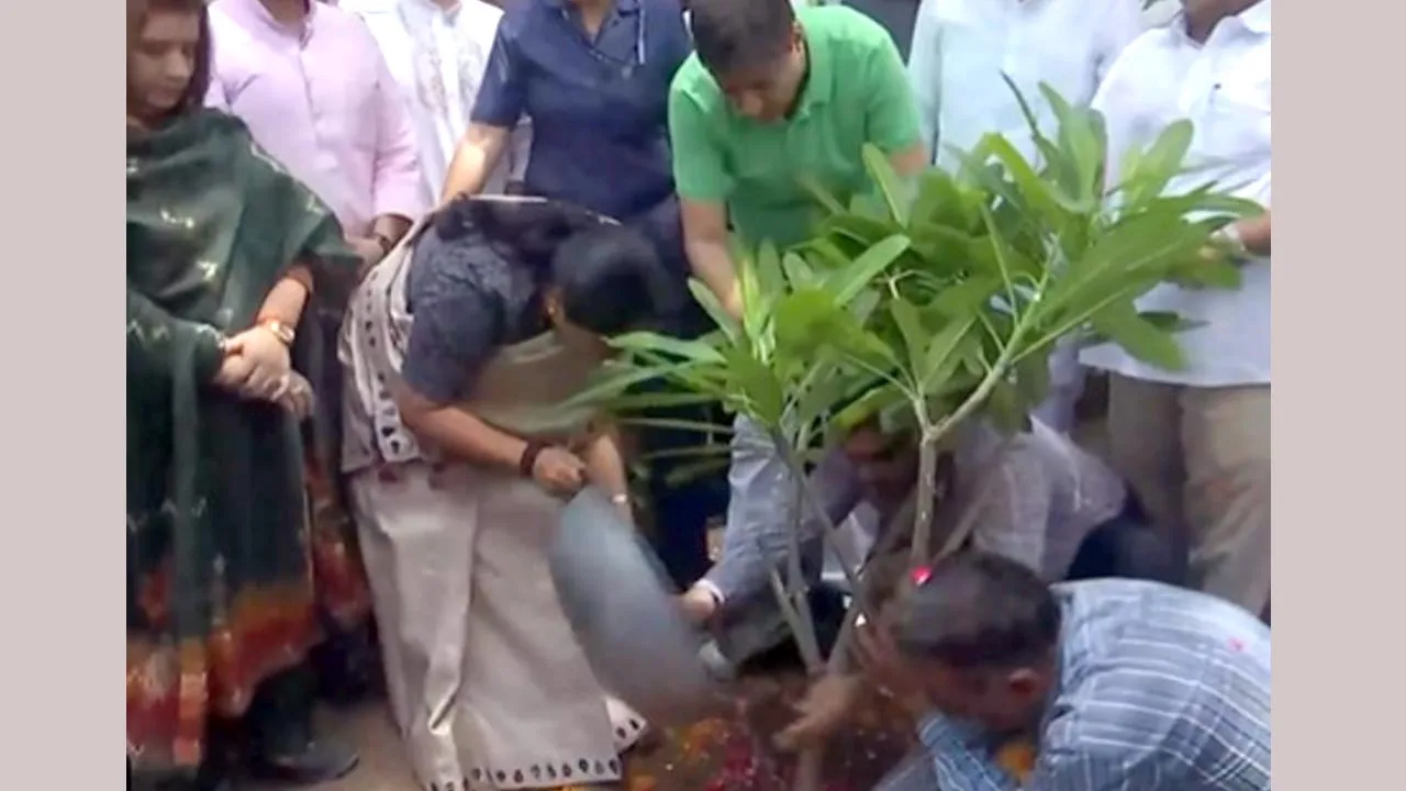 CM Rekha Gupta: मुख्यमंत्री रेखा गुप्ता ने मॉडल टाउन में किया पौधरोपण, दिल्ली में 70 लाख पौधे लगाने का लक्ष्य