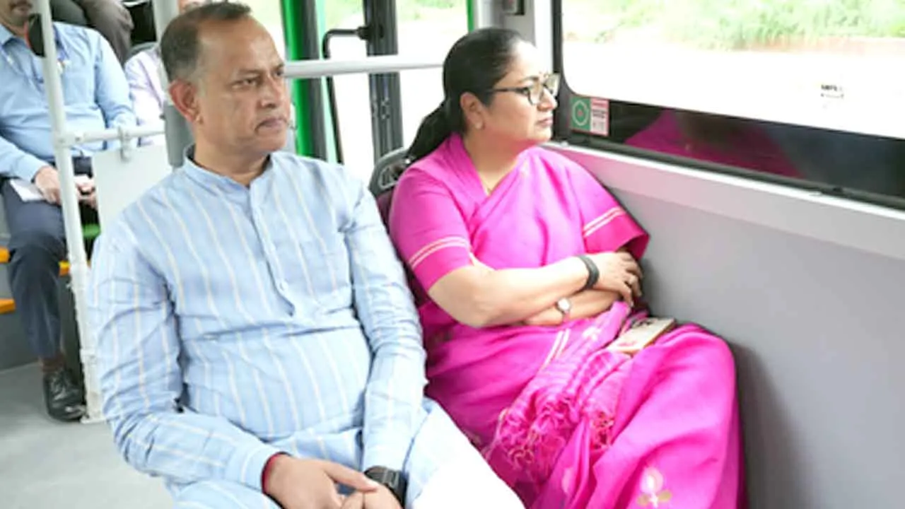 CM Rekha Gupta: डीटीसी बस में सफर कर मुख्यमंत्री रेखा गुप्ता ने किया दिल्ली का निरीक्षण
