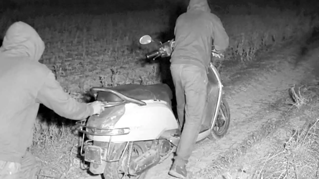 Electric Scooty Theft: खेत में पानी लगाने गए किसान की इलेक्ट्रिक स्कूटी चोरी