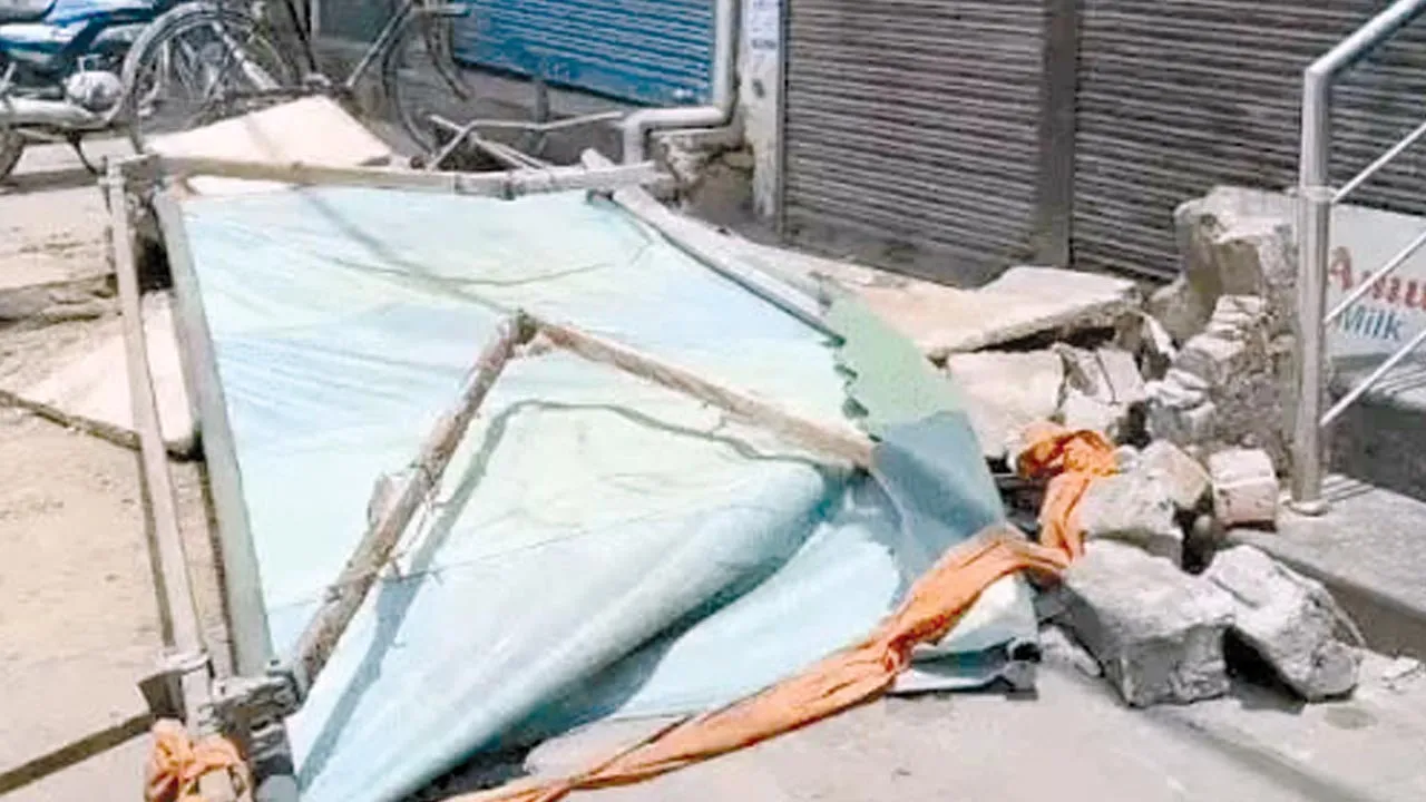 फरीदाबाद में दुकान का छज्जा गिरने से दो युवकों की मौत