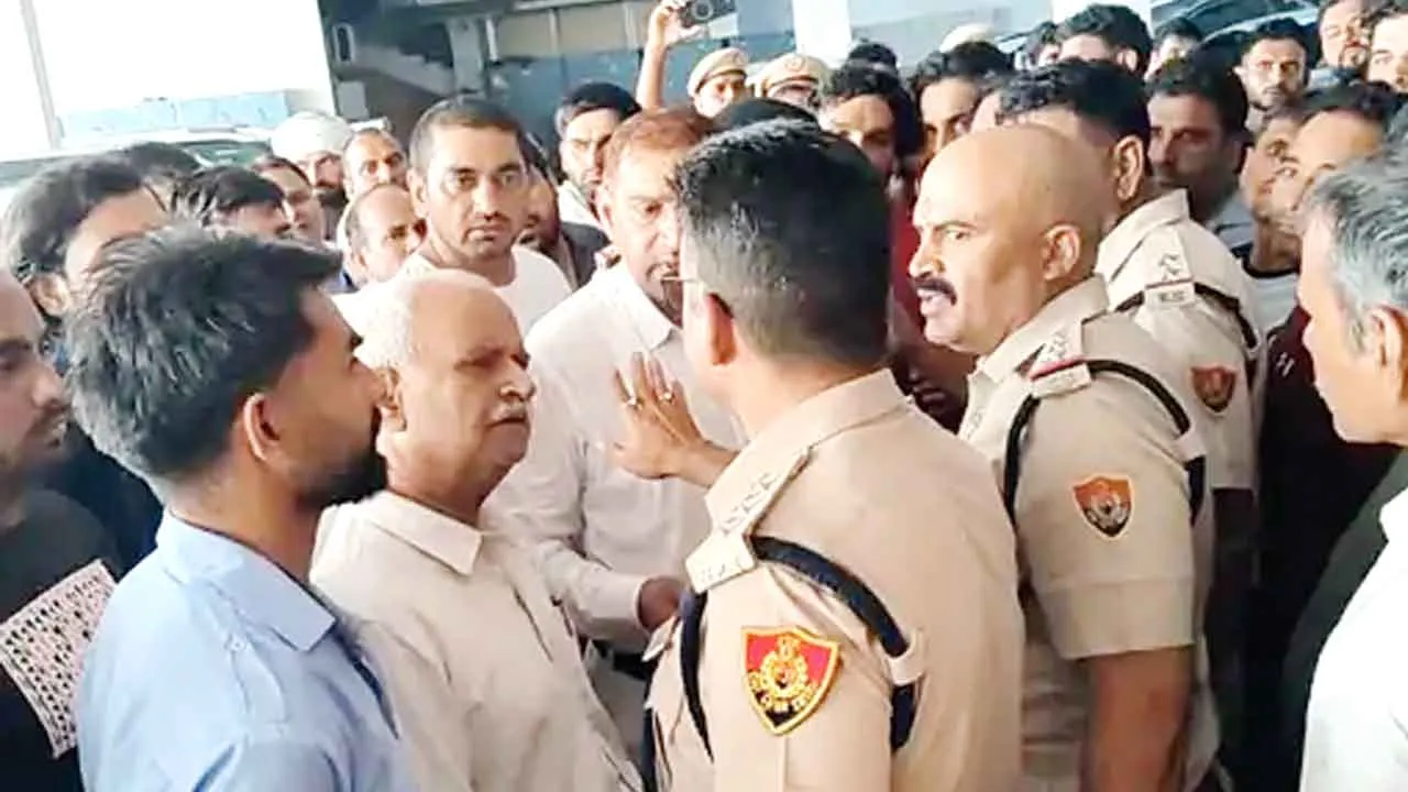 रिटायर्ड बिजली कर्मी ने की आत्महत्या, परिजन बोले- घंटों थाने में बैठाकर मानसिक दबाव बनाया