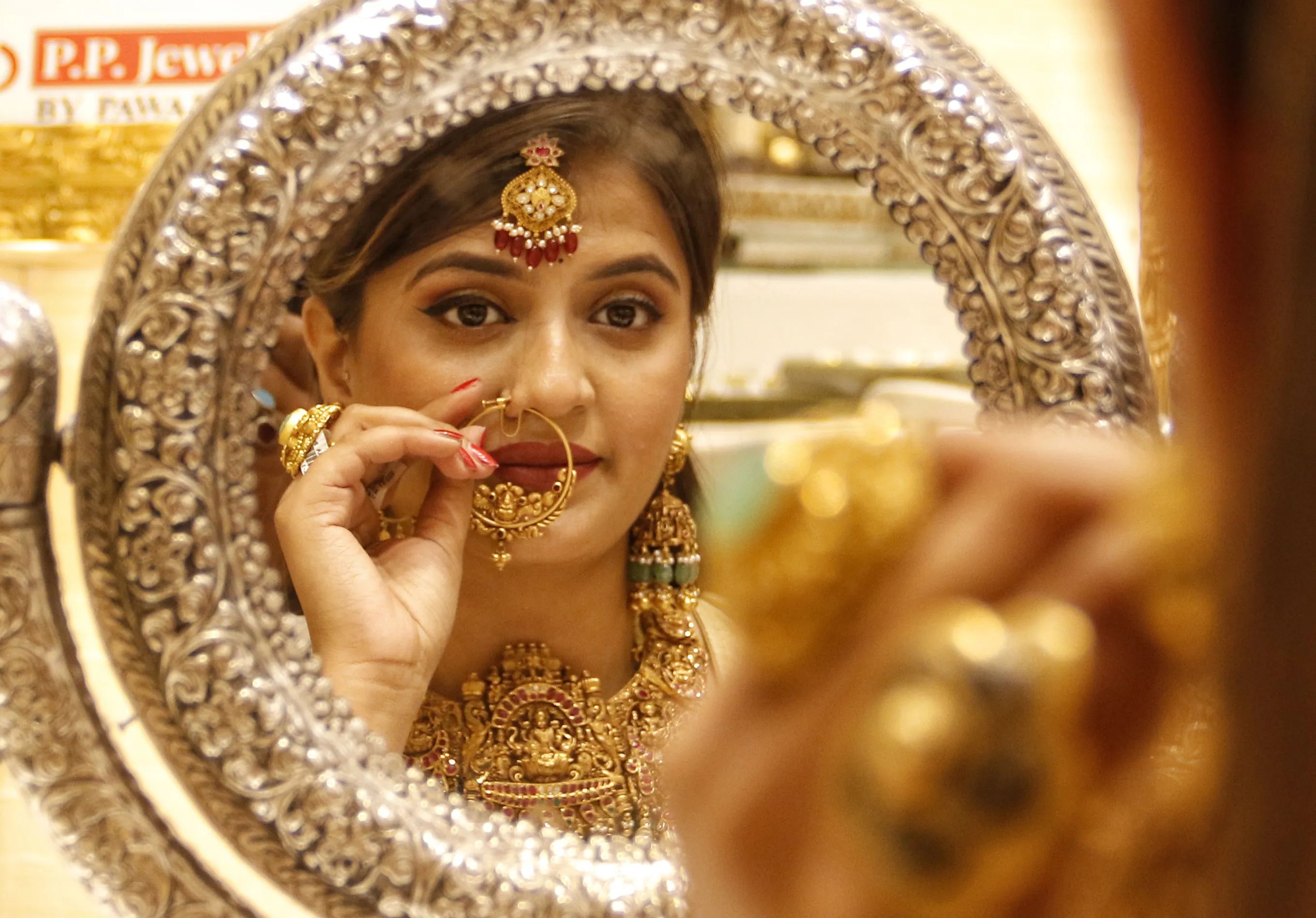 Gold News: सोना-चांदी में बड़ी तेजी की संभावना, जानें रिपोर्ट का अनुमान