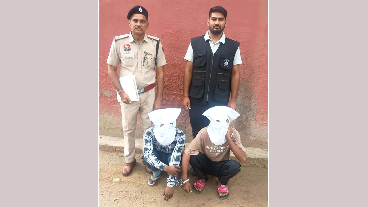 दो झपटमार काबू, हीरे-चांदी की बालियां व दो मोबाइल बरामद