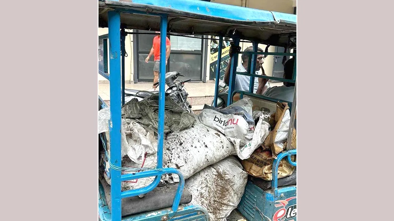सार्वजनिक स्थान पर कूड़ा फेंकने पर किया 10 हजार रुपये का चालान