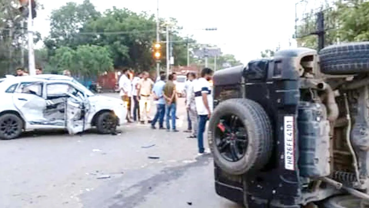 Road Accident: शराब के नशे में तेज रफ्तार थार चला रहे युवकों ने कार को मारी टक्कर, पलटी थार, परिवार के 4 लोग घायल