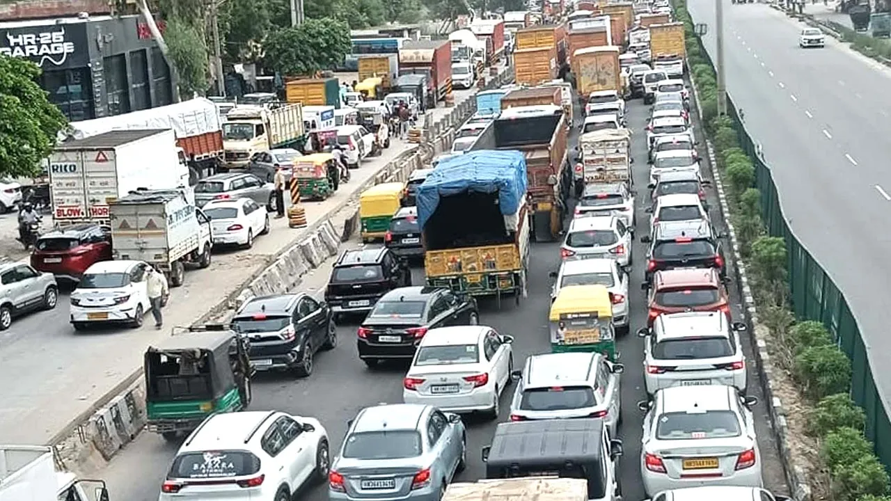 दिल्ली-जयपुर हाइवे पर हाई टेंशन तार टूटी, लगा पांच किमी लंबा जाम