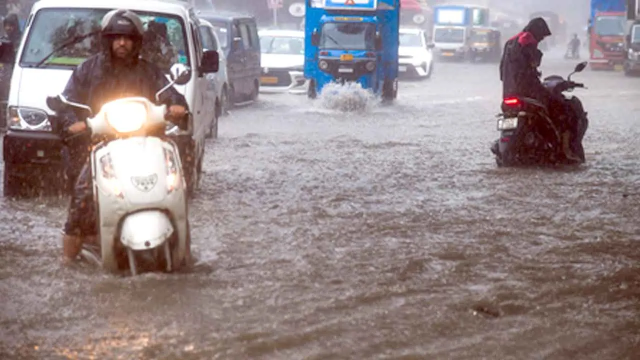 Himachal Weather News: मानसून की लगातार बारिश से हिमाचल में 36 सड़कें बंद